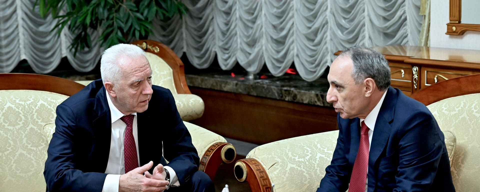 Генеральный прокурор РФ Александр Гуцан  и Генпрокурор Азербайджана Кямран Алиев - Sputnik Азербайджан, 1920, 27.10.2026