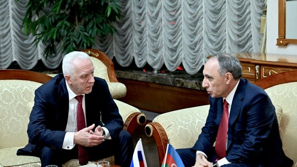 Генеральный прокурор РФ Александр Гуцан  и Генпрокурор Азербайджана Кямран Алиев - Sputnik Азербайджан