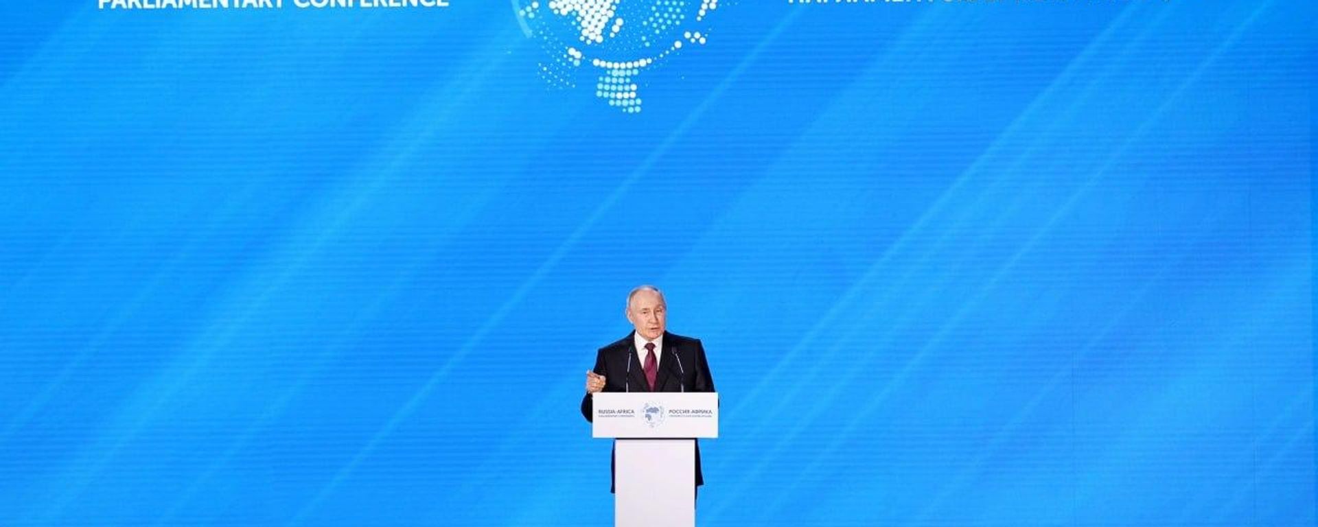 Путин выступает на пленарном заседании Экономического и гуманитарного форума Россия–Африка в Москве - Sputnik Азербайджан, 1920, 28.10.2026