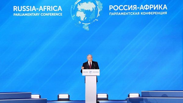 Путин выступает на пленарном заседании Экономического и гуманитарного форума Россия–Африка в Москве - Sputnik Азербайджан