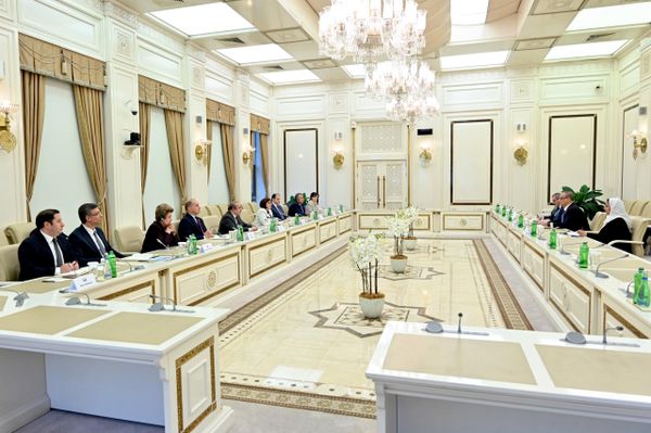 Генеральный секретарь Организации Исламских государств (ОИС) Исмаил ульд Шейх Ахмед на встрече с председателем Милли Меджлиса Сахибой Гафаровой. - Sputnik Азербайджан