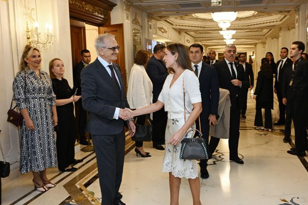 Мехрибан Алиева посетила спектакль Чайка Академического Малого драматического театра – Театр Европы в Баку - Sputnik Азербайджан