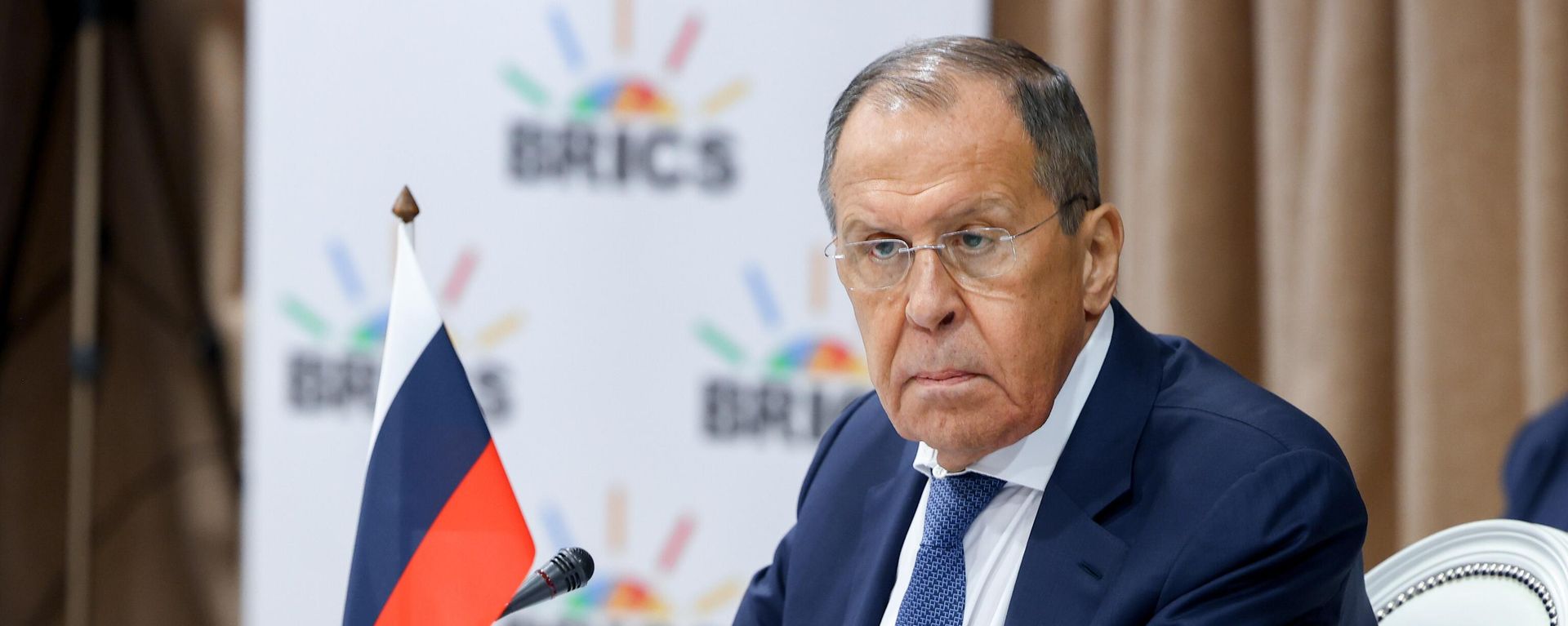 Министр иностранных дел РФ Сергей Лавров во время заседания совета министров иностранных дел стран - участниц БРИКС в Кейптауне - Sputnik Азербайджан, 1920, 30.10.2026