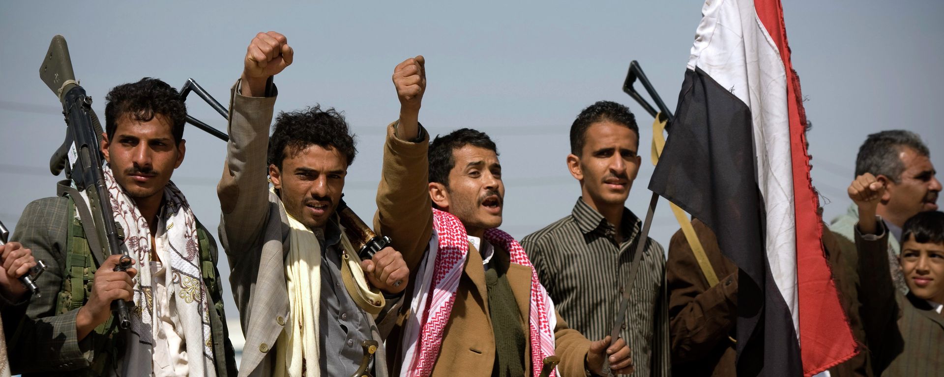 Houthi Shiite Yemenis raise their fists during clashes near the presidential palace in Sanaa, Yemen - Sputnik Азербайджан, 1920, 20.12.2023