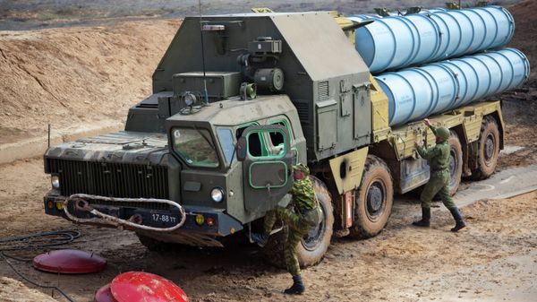 Разворачивание зенитно-ракетной системы С-300 - Sputnik Азербайджан