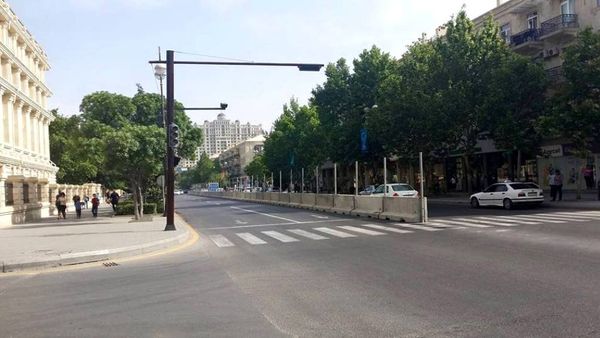На дорогах Баку появились бетонные ограждения в связи с проведением индивидуальных велогонок. - Sputnik Азербайджан