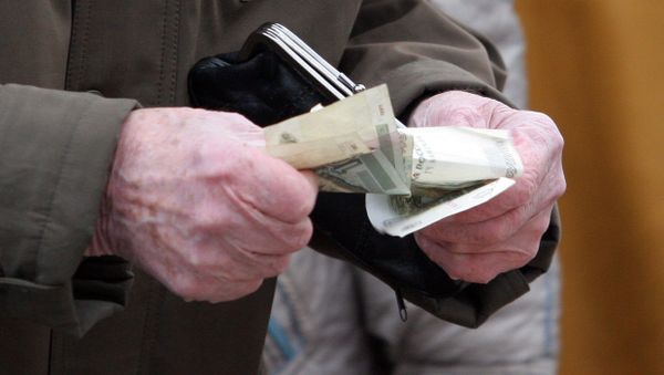 Деньги в руках пожилого человека, фото из архива - Sputnik Азербайджан
