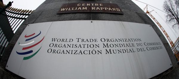 World Trade Organization (WTO) logo at the entrance of the WTO headquarters in Geneva - Sputnik Азербайджан