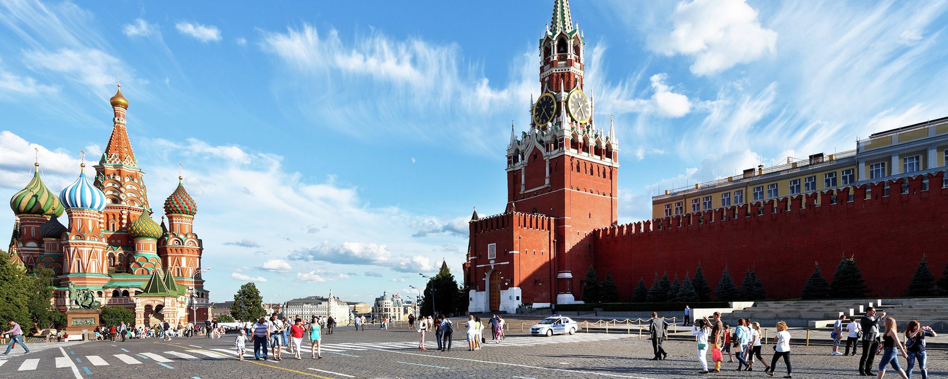 Люди гуляют по Красной площади в Москве - Sputnik Азербайджан, 1920, 07.05.2023