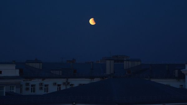 Лунное затмение в регионах России - Sputnik Азербайджан