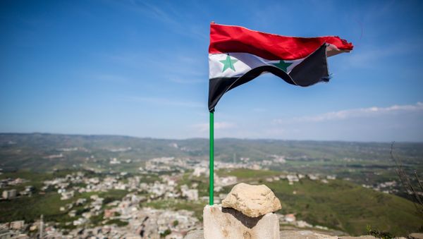Syrian state flag fluttering above the Krak des Chevaliers castle in Syria - Sputnik Азербайджан