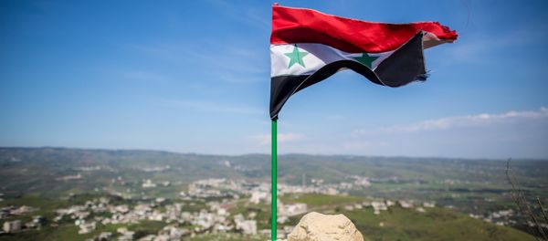 Syrian state flag fluttering above the Krak des Chevaliers castle in Syria - Sputnik Азербайджан