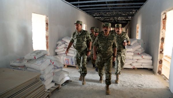 Министр обороны Азербайджана Закир Гасанов посетил строящиеся объекты в прифронтовой зоне - Sputnik Азербайджан