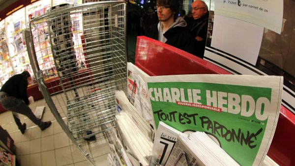 the latest issue of Charlie Hebdo newspaper at a newsstand - Sputnik Азербайджан