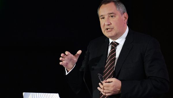 Заместитель председателя правительства РФ Дмитрий Рогозин выступает на Технопром - 2014 в Новосибирске - Sputnik Азербайджан