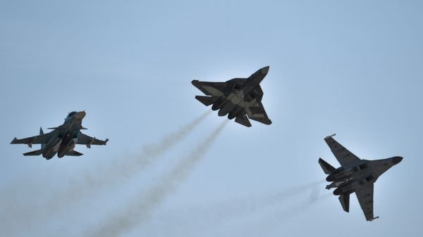 Самолеты Су-34, Т-50 и Су-35 С во время открытия Международного авиационно-космического салона МАКС-2015 в подмосковном Жуковском - Sputnik Азербайджан