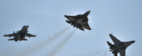 Самолеты Су-34, Т-50 и Су-35 С во время открытия Международного авиационно-космического салона МАКС-2015 в подмосковном Жуковском - Sputnik Азербайджан