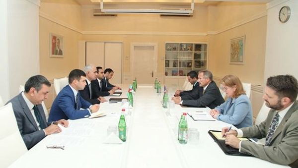 Встреча министра экономики и промышленности Азербайджана Шаина Мустафаева с послом США в Баку Робертом Секутой. - Sputnik Азербайджан