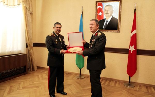 Встреча министра обороны Азербайджана Закира Гасанова и начальника генштаба ВС Турции Хулуси Акара - Sputnik Азербайджан