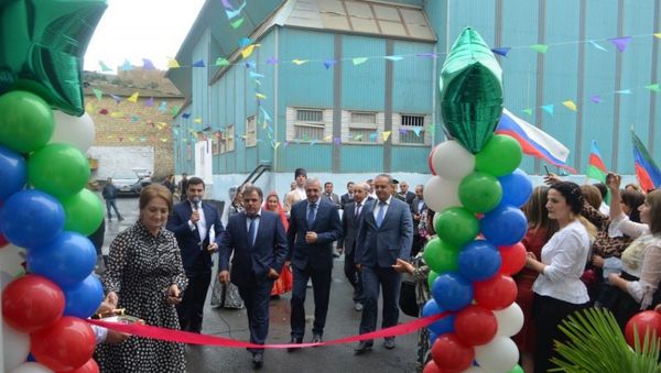 Открытие в Дербенте после реконструкции средней школы номер 4 имени Героя Советского Союза Шамсулы Алиева. - Sputnik Азербайджан
