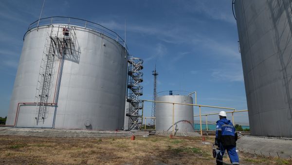 Контроль качества нефтепродуктов компании Газпром нефть - Sputnik Азербайджан