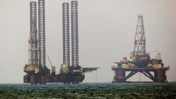 Нефтяные платформы в Каспийском море - Sputnik Азербайджан