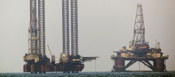 Нефтяные платформы в Каспийском море - Sputnik Азербайджан
