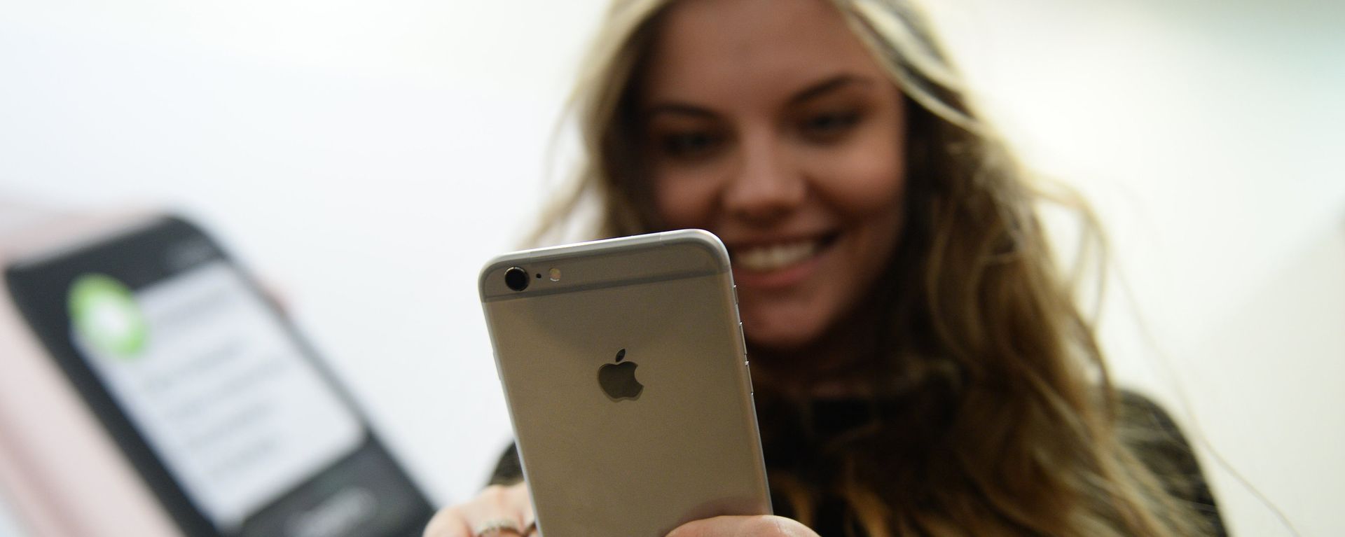 Старт продаж новых iPhone 6s и iPhone 6s Plus в Москве - Sputnik Азербайджан, 1920, 05.06.2026