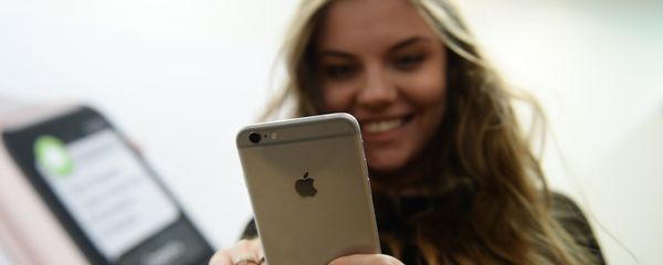 Старт продаж новых iPhone 6s и iPhone 6s Plus в Москве - Sputnik Азербайджан