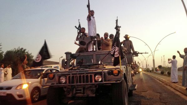 In this file photo taken Monday, June 23, 2014, fighters from the Islamic State group parade in a commandeered Iraqi security forces armored vehicle down a main road at the northern city of Mosul, Iraq. - Sputnik Азербайджан