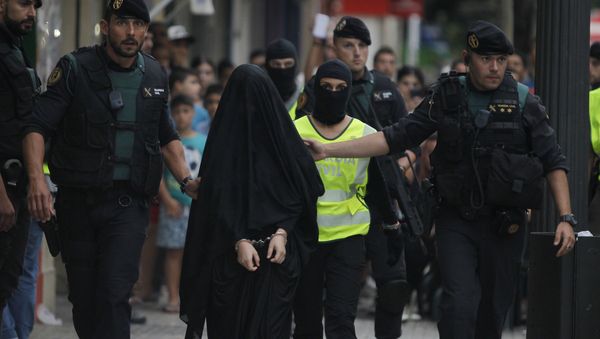 Spanish police arrest an 18-year-old Moroccan woman suspected of recruiting other women via the Internet to the jihadist group Islamic State (IS), in Gandia on September 5, 2015. - Sputnik Азербайджан