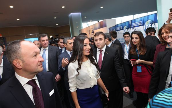 Председатель АМОР, президент Фонда Гейдара Алиева Лейла Алиева на VI Форуме Азербайджанского молодежного объединения России (АМОР). - Sputnik Азербайджан