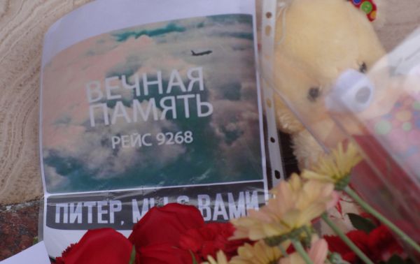 ​Жители Баку несут цветы к посольству России. - Sputnik Азербайджан