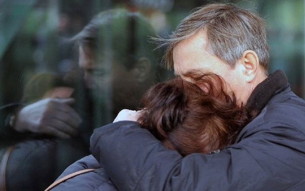 Родственники погибших в Пулково скорбят по близким. - Sputnik Азербайджан