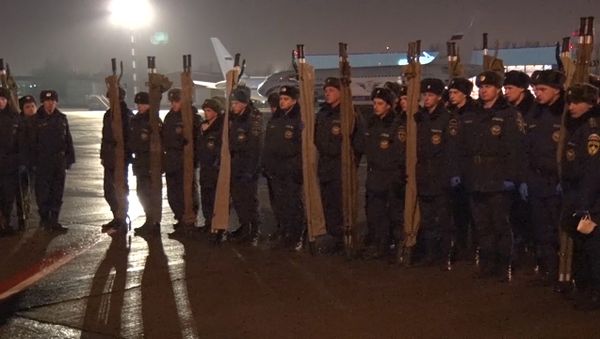 Спасатели с носилками встречали борт с телами жертв крушения А321 в Пулково - Sputnik Азербайджан