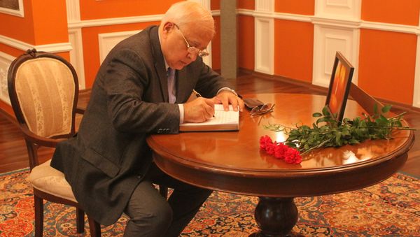 Писатель Эльчин Эфендиев выразил соболезнования - Sputnik Азербайджан