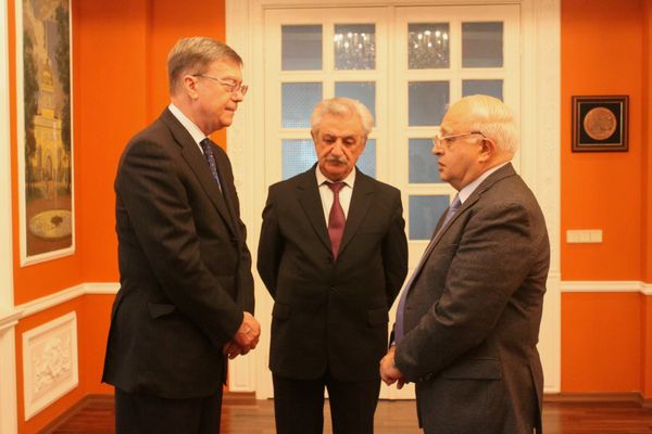 Писатель Эльчин Эфендиев выразил соболезнования - Sputnik Азербайджан