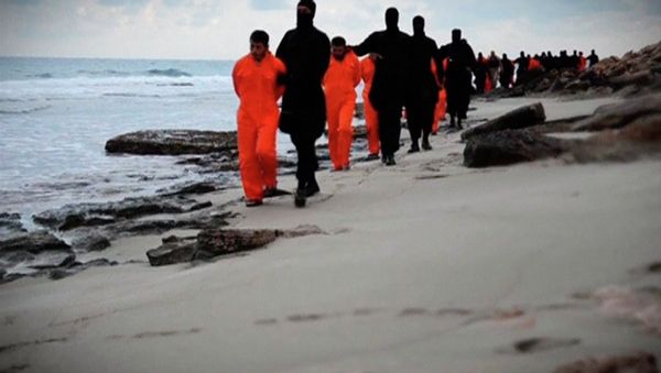 Men in orange jumpsuits purported to be Egyptian Christians held captive by the Islamic State (IS) - Sputnik Азербайджан