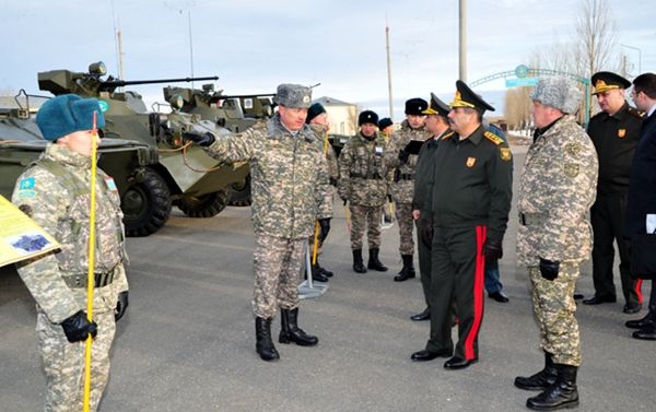 Министр обороны Азербайджана, генерал-полковник Закир Гасанов посетил Казахстан - Sputnik Азербайджан