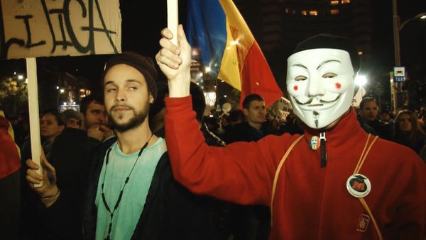 Жители Бухареста вышли на акцию протеста из-за пожара в клубе - Sputnik Азербайджан