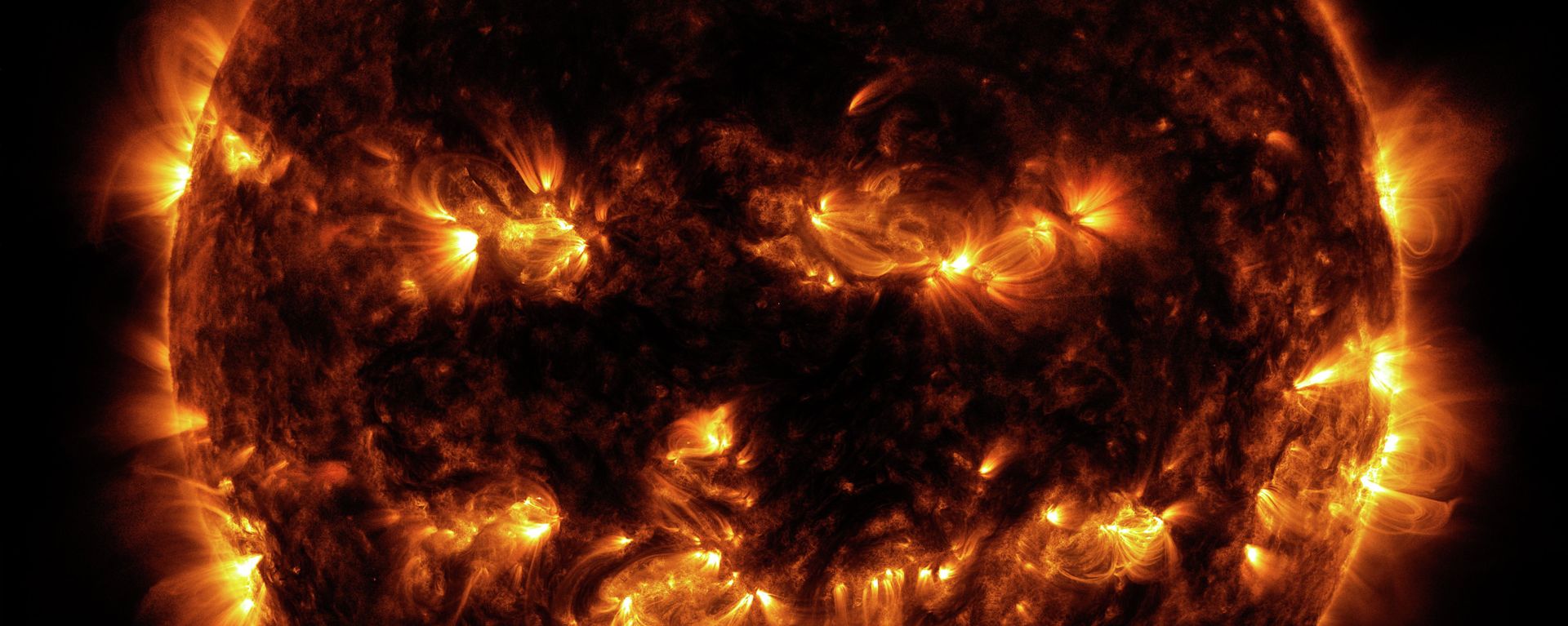 On October 8, 2014 active regions on the sun gave it the appearance of a jack-o'-lantern. This image is a blend of 171 and 193 angstrom light as captured by the Solar Dynamics Observatory. - Sputnik Азербайджан, 1920, 27.01.2024