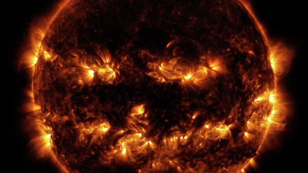 On October 8, 2014 active regions on the sun gave it the appearance of a jack-o'-lantern. This image is a blend of 171 and 193 angstrom light as captured by the Solar Dynamics Observatory. - Sputnik Азербайджан