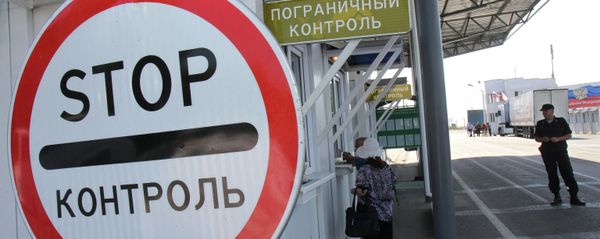 Приезжие проходят пограничный контроль на пункте пропуска Армянск российско-украинской границы - Sputnik Азербайджан