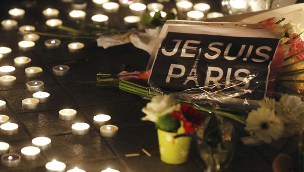 Flowers and candles are placed near the scene of a shootin the day after a series of deadly attacks in Paris , November 14, 2015 - Sputnik Азербайджан