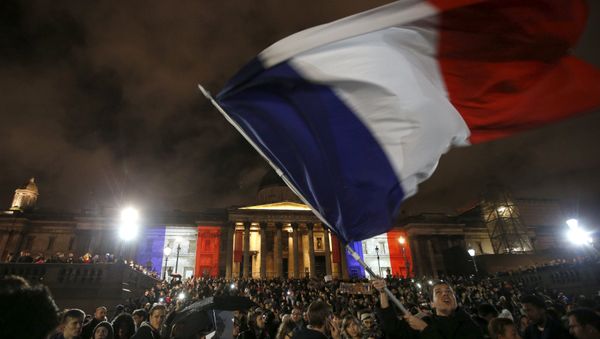 People take part in a vigil to pay tribute to the victims of the Paris attacks, at Trafalgar Square in London, Britain November 14, 2015 - Sputnik Азербайджан