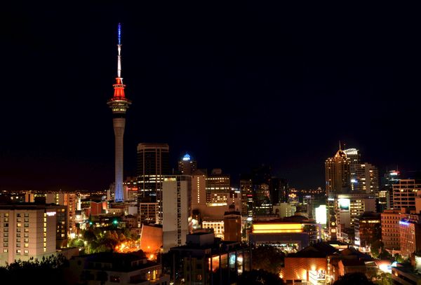 Sky Tower в Окланде в Новой Зеландии в цветах французского флага в память о жертвах терактов. - Sputnik Азербайджан