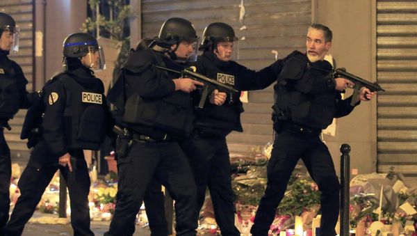 Police react to a suspicious vehicle near La Carillon restaurant following a series of deadly attacks in Paris - Sputnik Азербайджан