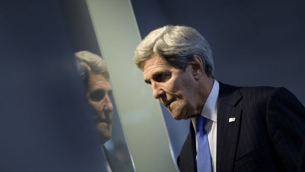 US Secretary of State John Kerry arrives for a closed briefing of the Senate Select Committee on Intelligence on Capitol Hill November 19, 2015 in Washington, DC. - Sputnik Азербайджан