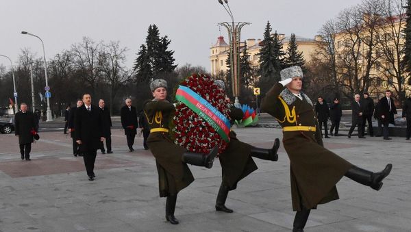 Президент Азербайджана Ильхам Алиев посетил монумент в Минске - Sputnik Азербайджан