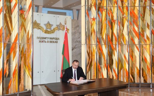 Президент Азербайджана Ильхам Алиев ознакомился с Музеем истории Великой Отечественной войны в Минске - Sputnik Азербайджан